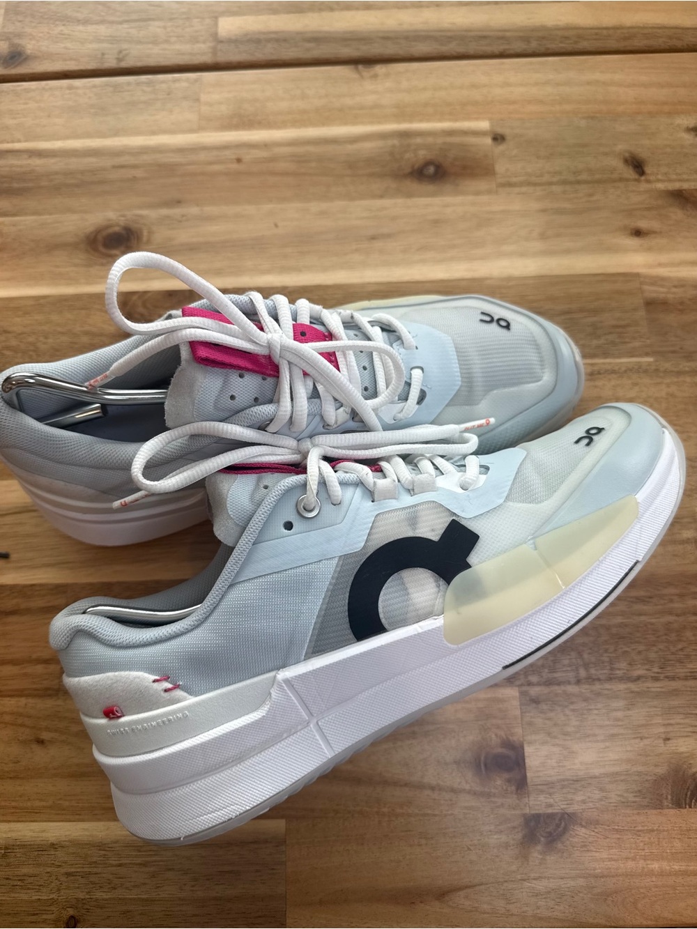 On cloud The Roger Pro 2 Women's Sneakers in White with Pink Accents